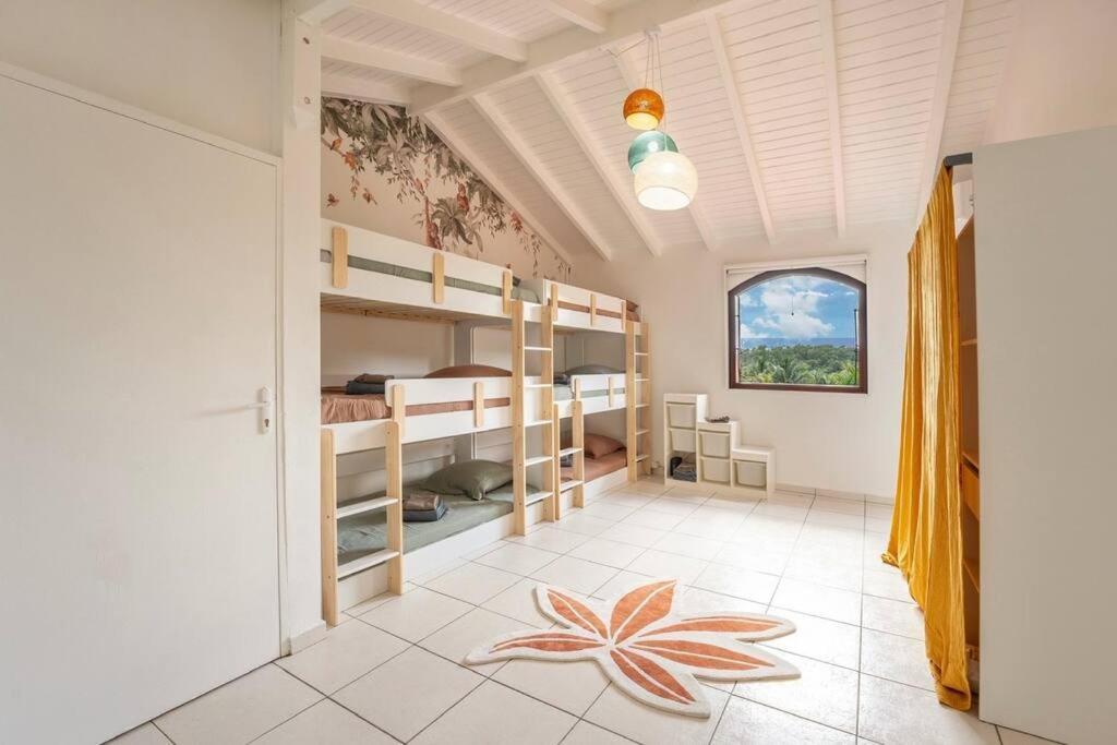 Spacieuse Villa Corossol Avec Piscine Et Jeux Exterieurs Le Gosier  Exterior photo